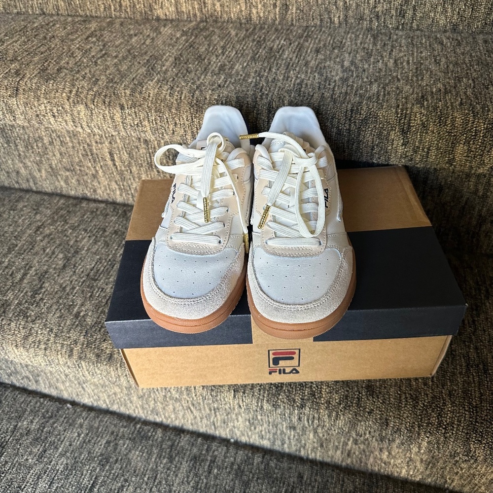 Women's Fila Sizzo Sneakers. Size 7.5 Ivory Navy Leather Lifestyle in Box Shoes.